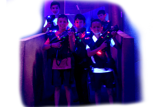 Famille jouant au lasertag chez Action 500 Dorval